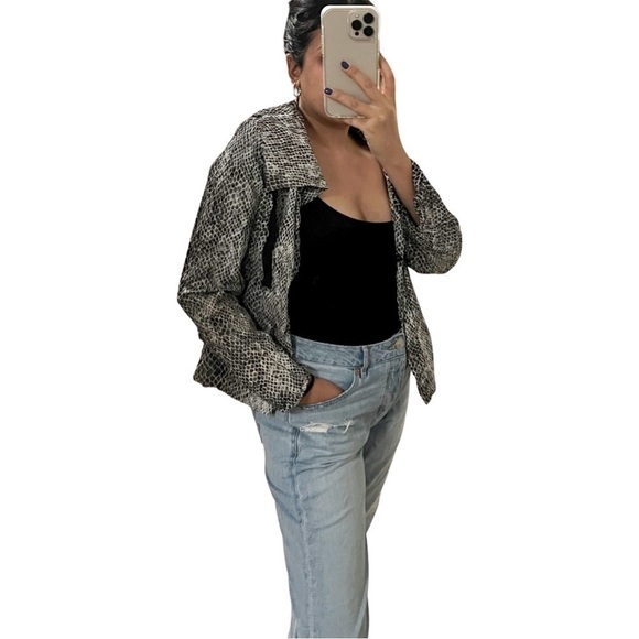 CHICO'S Nylon Oversized Snake Print Windbreaker Hoodie Jacket Sz 4 - Picture 5 of 7